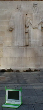L'OLPC devant le Mur des Réformateurs (Protestant Memorial) à  Genève